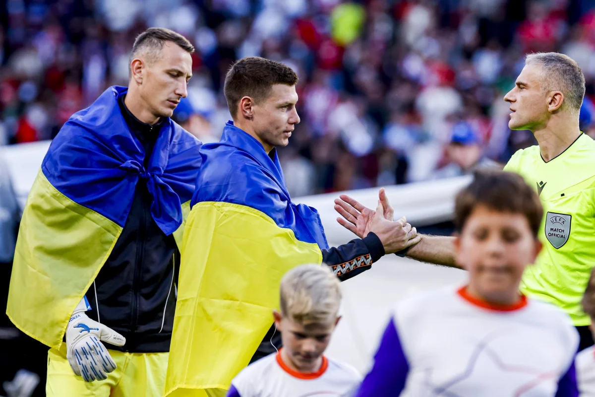 EINDHOVEN - Mykola Matviyenko of Shakhtar Donetsk and goalkeeper Dmytro Riznyk of Shakhtar Donetsk with the Ukrainian flag before the UEFA Champions League match between PSV Eindhoven and Shakhtar Donetsk at the Philips Stadium on 10 September 2026 in Eindhoven, the Netherlands. MARCEL TER BALS / ANP (Photo by ANP via Getty Images)