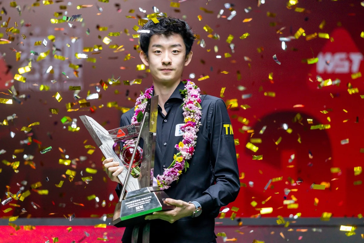 SHENZHEN, CHINA - OCTOBER 4: Wu Yize of China poses for photo with trophy after winning against Yuan Sijun of China in the finals match of the WST Shenzhen Open 2026 day seven on October 4, 2026 in Shenzhen, China. (Photo by Yu Chun Christopher Wong/Eurasia Sport Images/Getty Images)